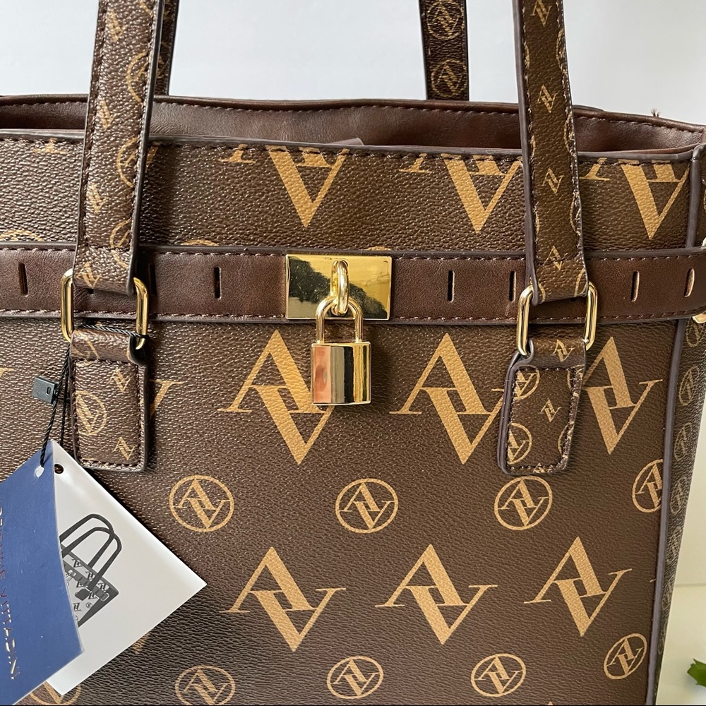 NWT | Adrienne Vittadini Signature Collection Tote w/lock Bag